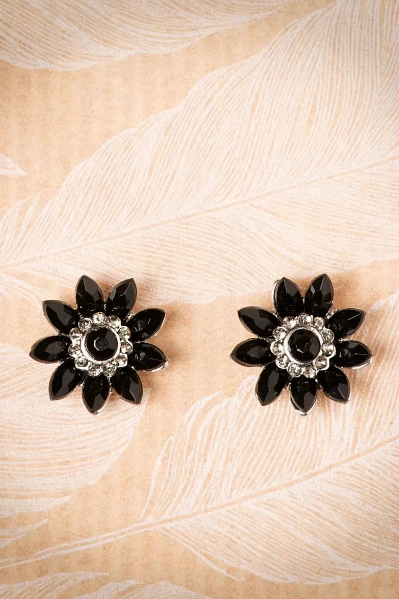 Lovely Audrey Jet Flower Stud Oorbellen In Zwart En Zilver | Vrouwen Sieraden