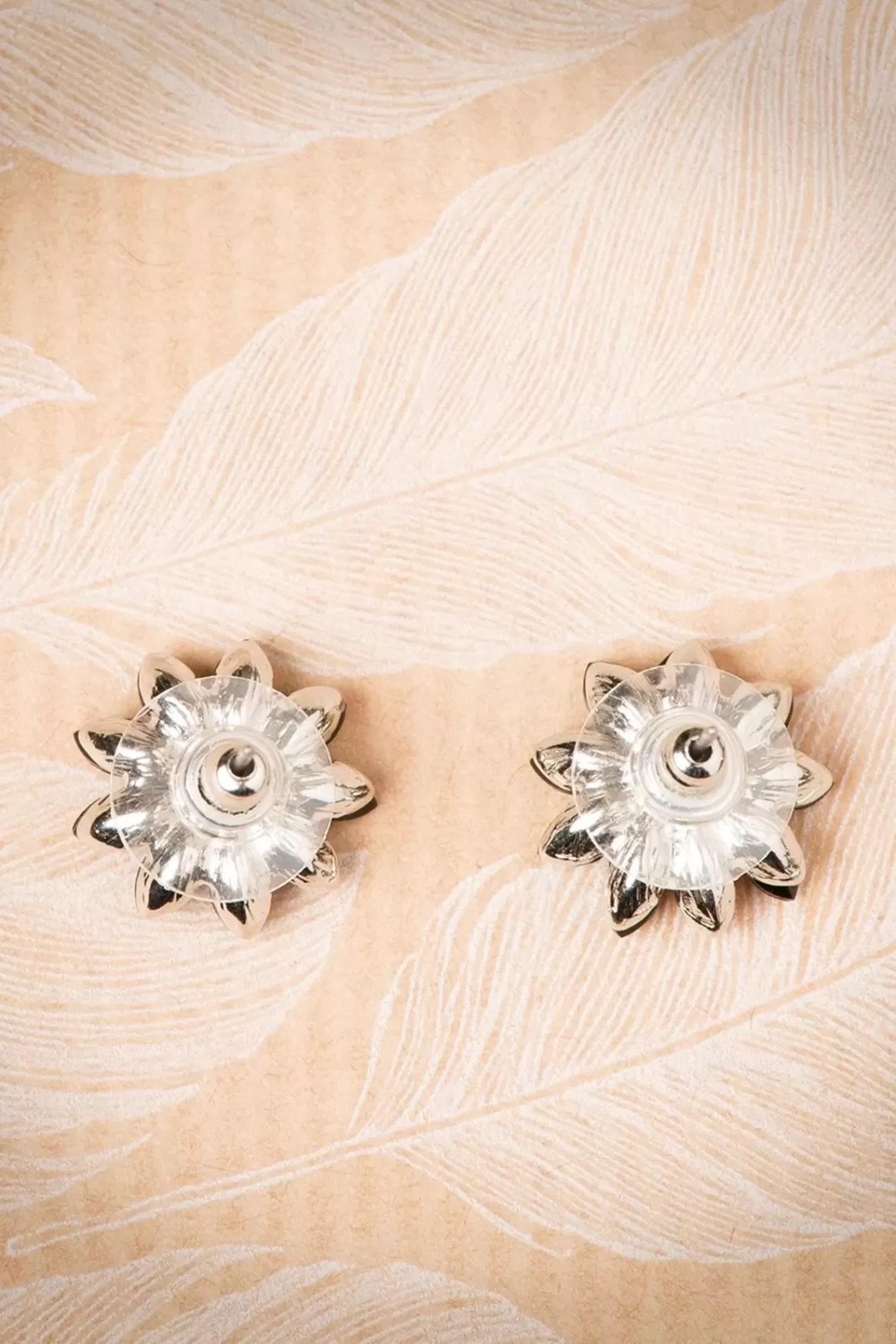 Lovely Audrey Jet Flower Stud Oorbellen In Zwart En Zilver | Vrouwen Sieraden