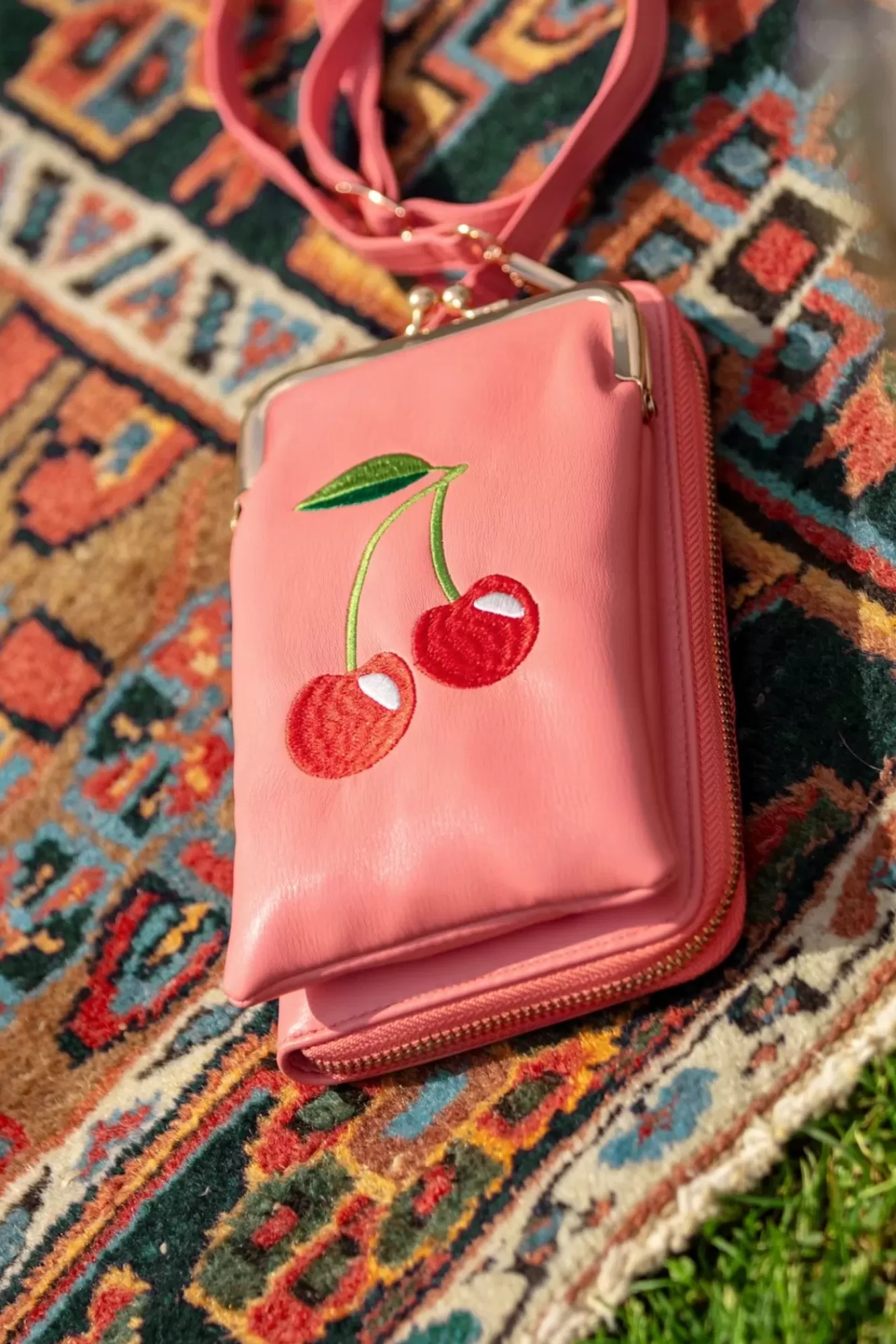 Banned Retro Cherry Pie Crossbody Telefoontasje In Koraalroze | Vrouwen Portemonnees