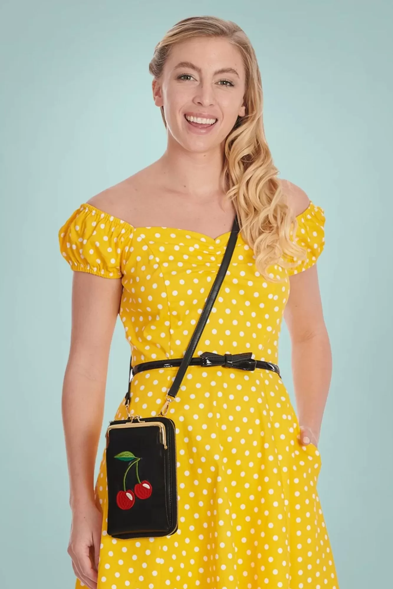 Banned Retro Cherry Pie Crossbody Telefoontasje In Zwart | Vrouwen Portemonnees