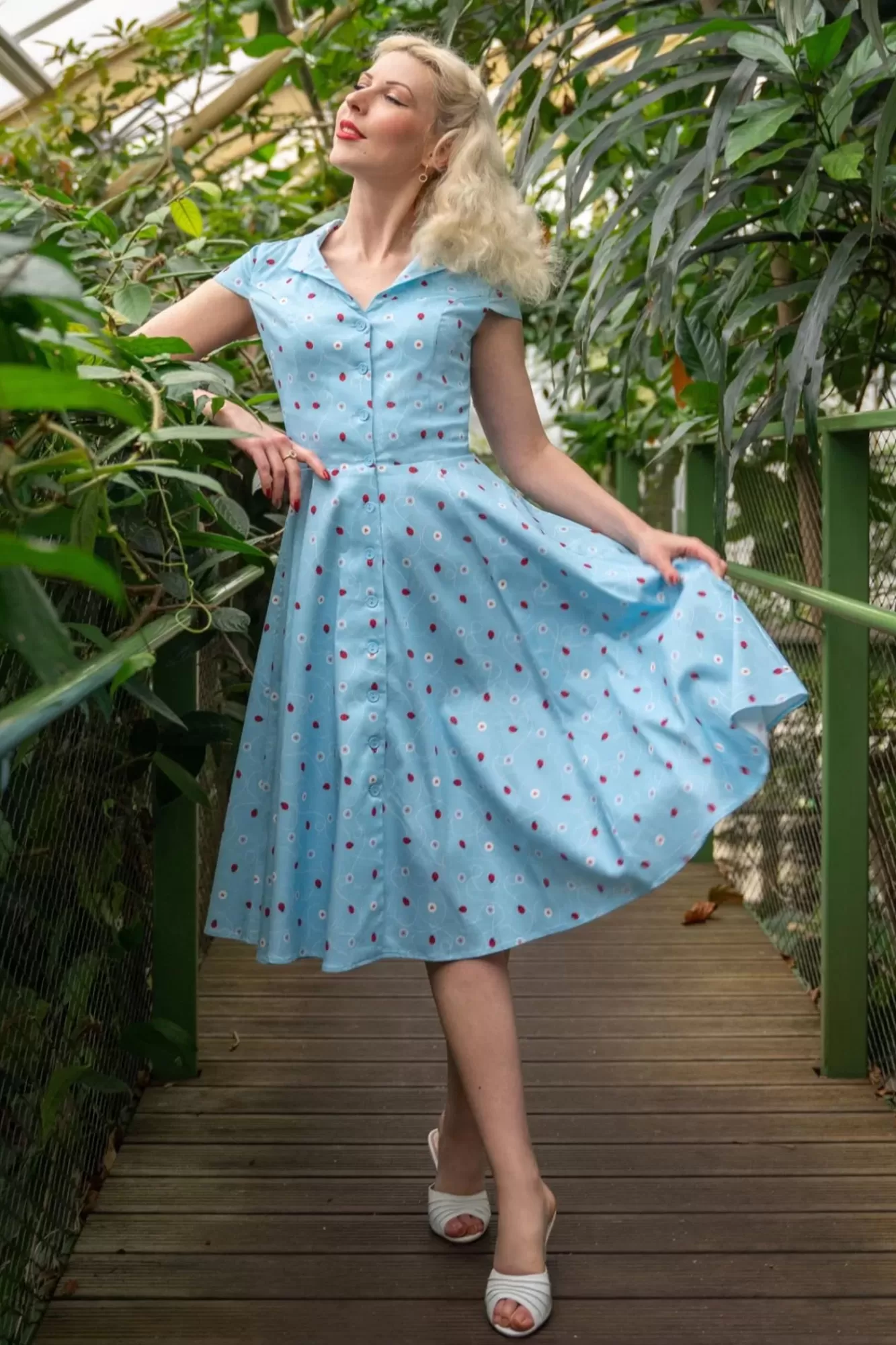 Topvintage Boutique Collection Topvintage Exclusive ~ Angie Swing Jurk In Licht Blauw Met Lieveheersbeestjes Print | Vrouwen Swing Jurken