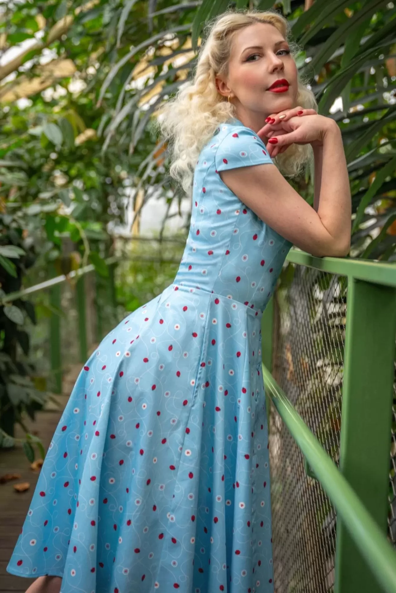 Topvintage Boutique Collection Topvintage Exclusive ~ Angie Swing Jurk In Licht Blauw Met Lieveheersbeestjes Print | Vrouwen Swing Jurken